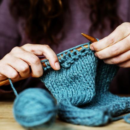 closeup-hands-crochet