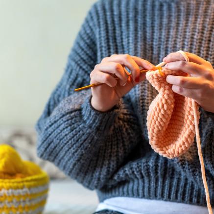 closeup-hands-crochet-yarn